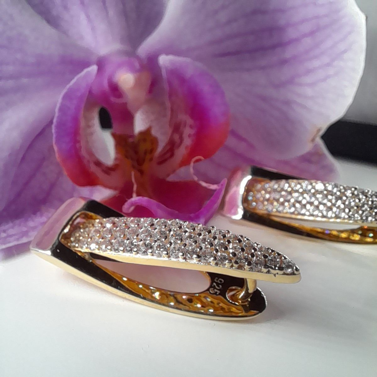 Ohrring, 925 Silber, vergoldet, reich besetzt mit klaren Zirkoniasteinen