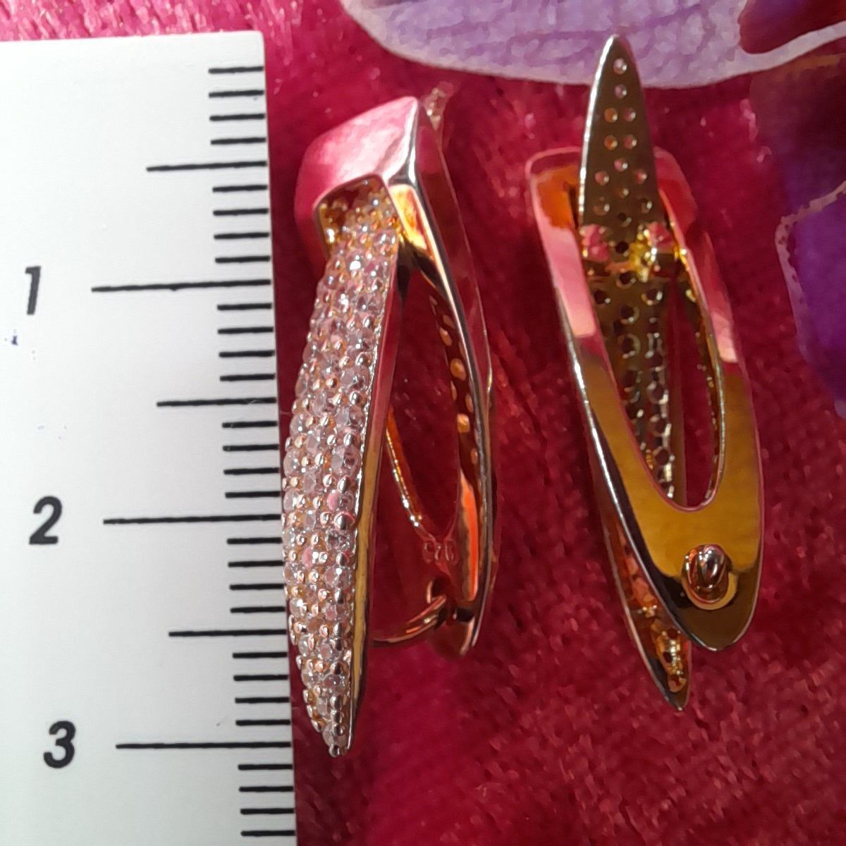 Ohrring, 925 Silber, vergoldet, reich besetzt mit klaren Zirkoniasteinen