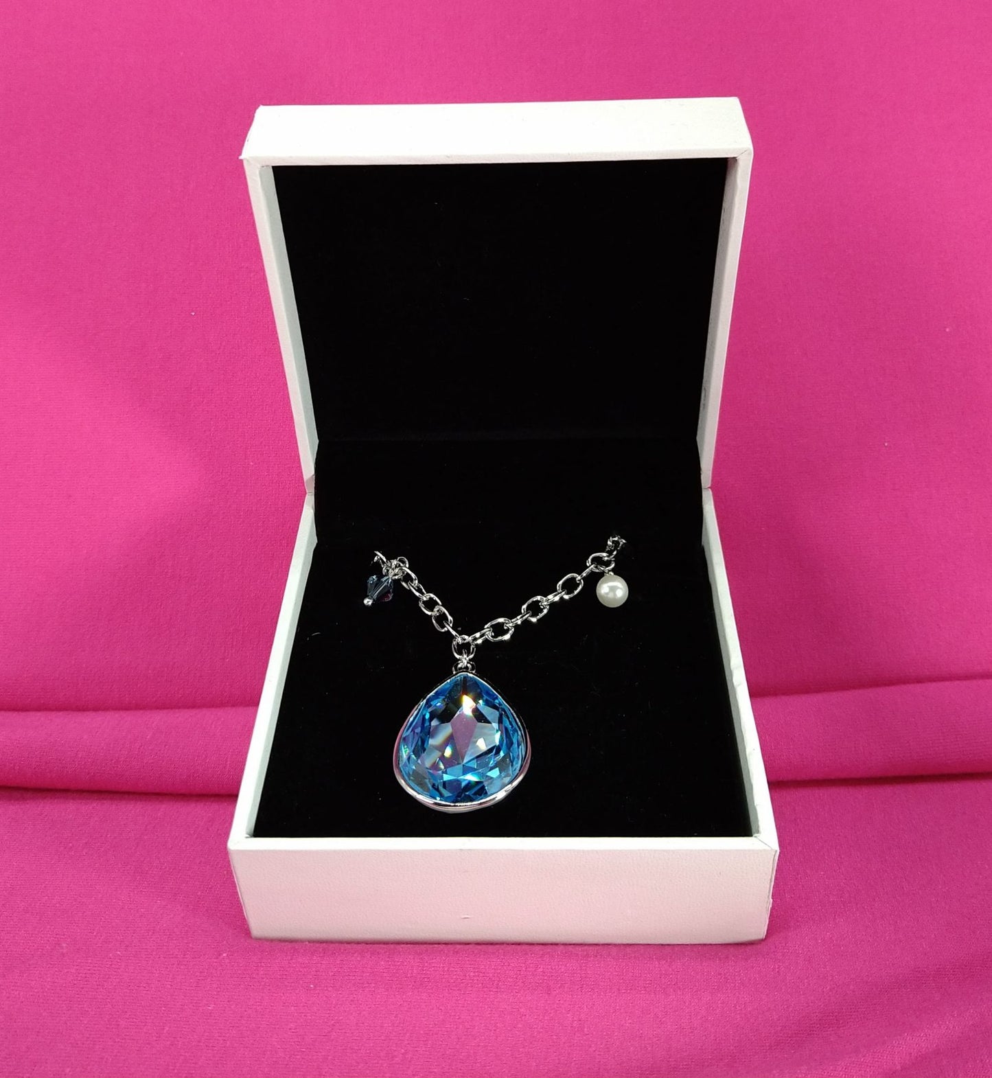 Lange Kette mit blauem Kristall