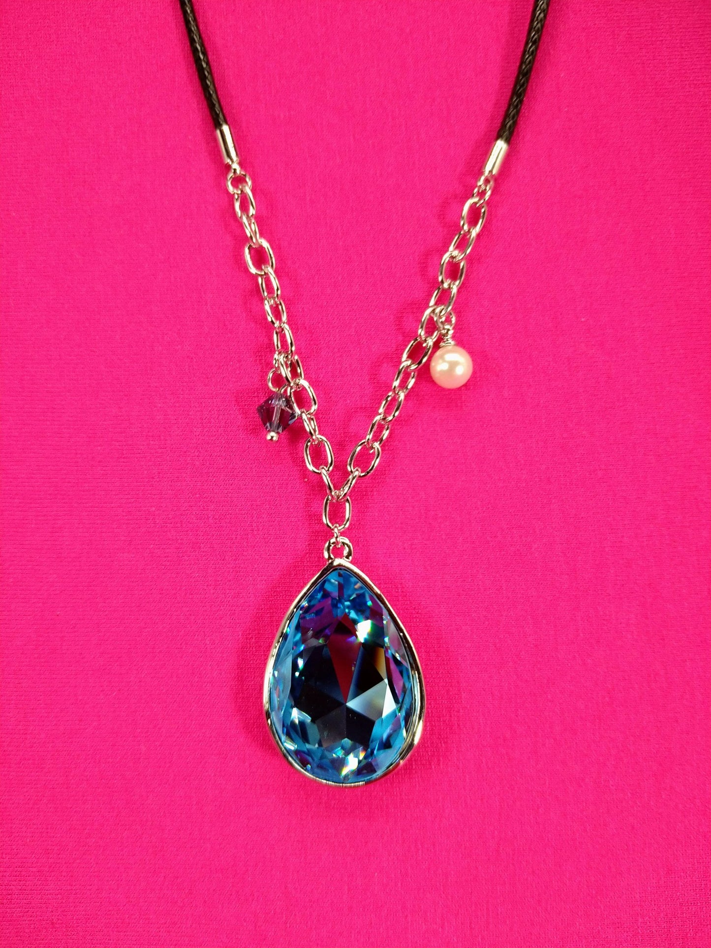 Lange Kette mit blauem Kristall