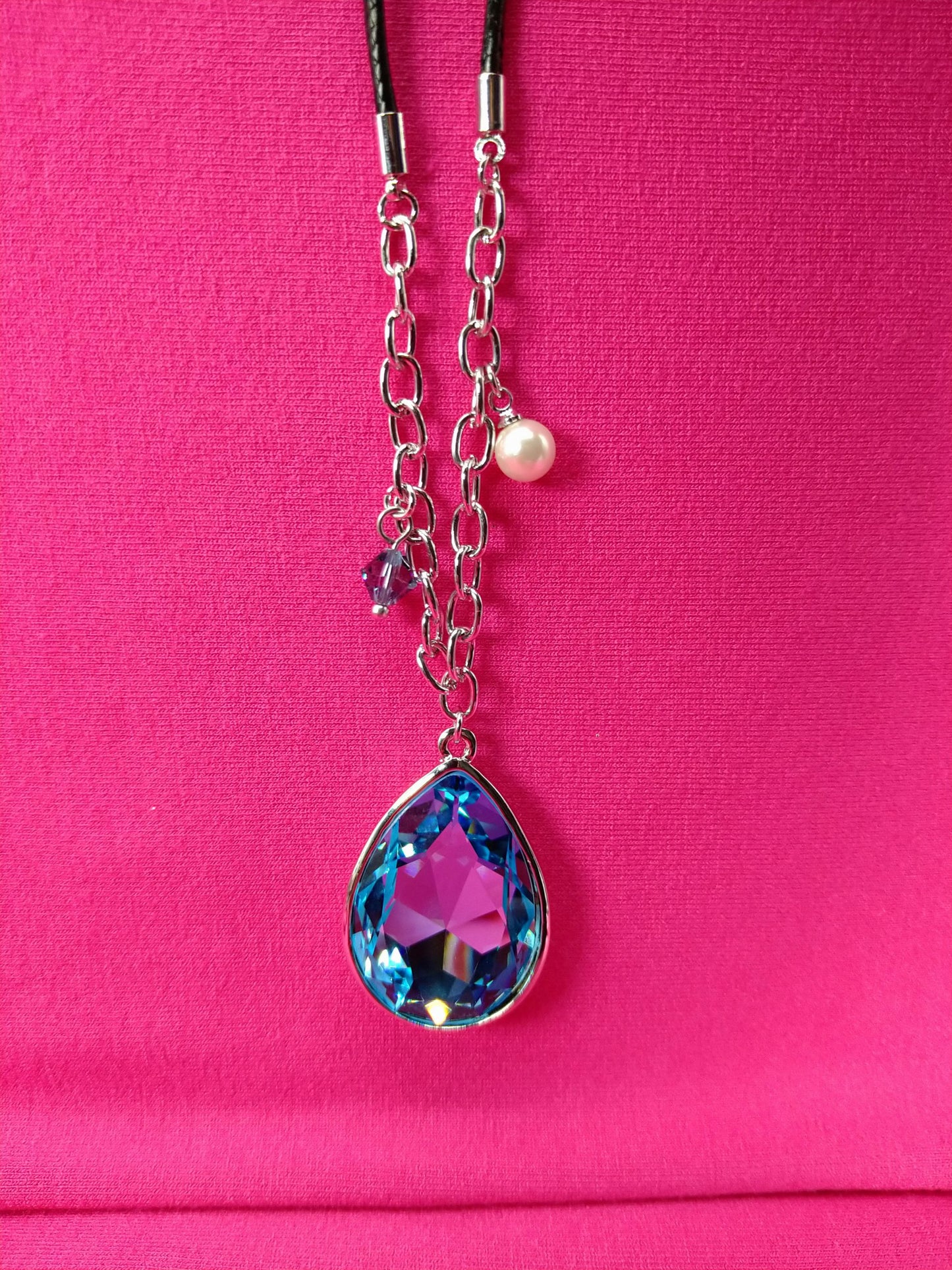 Lange Kette mit blauem Kristall