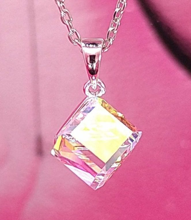 Kette mit Anhänger "Kristallwürfel"