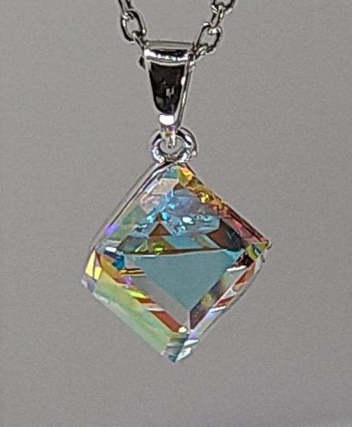 Kette mit Anhänger "Kristallwürfel"