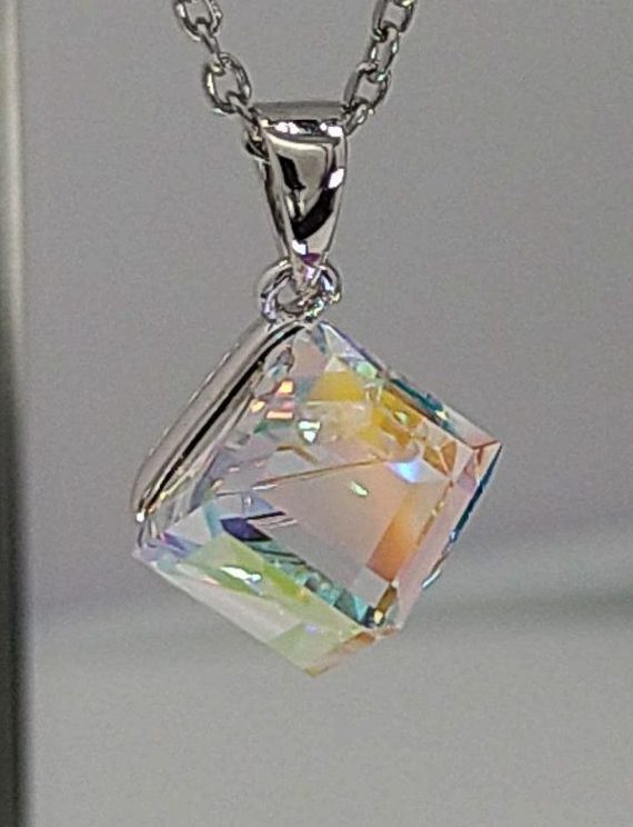 Kette mit Anhänger "Kristallwürfel"