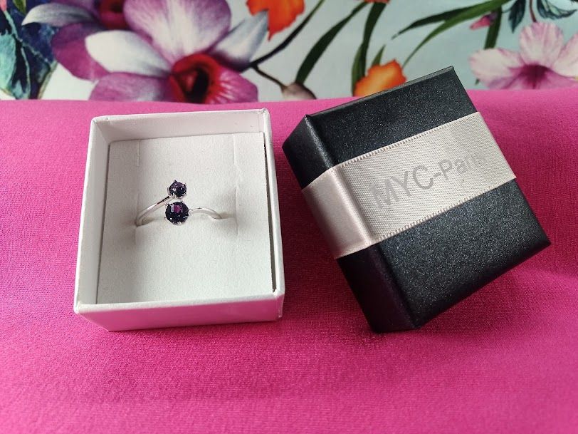 Ring mit zwei farbigen Kristallen
