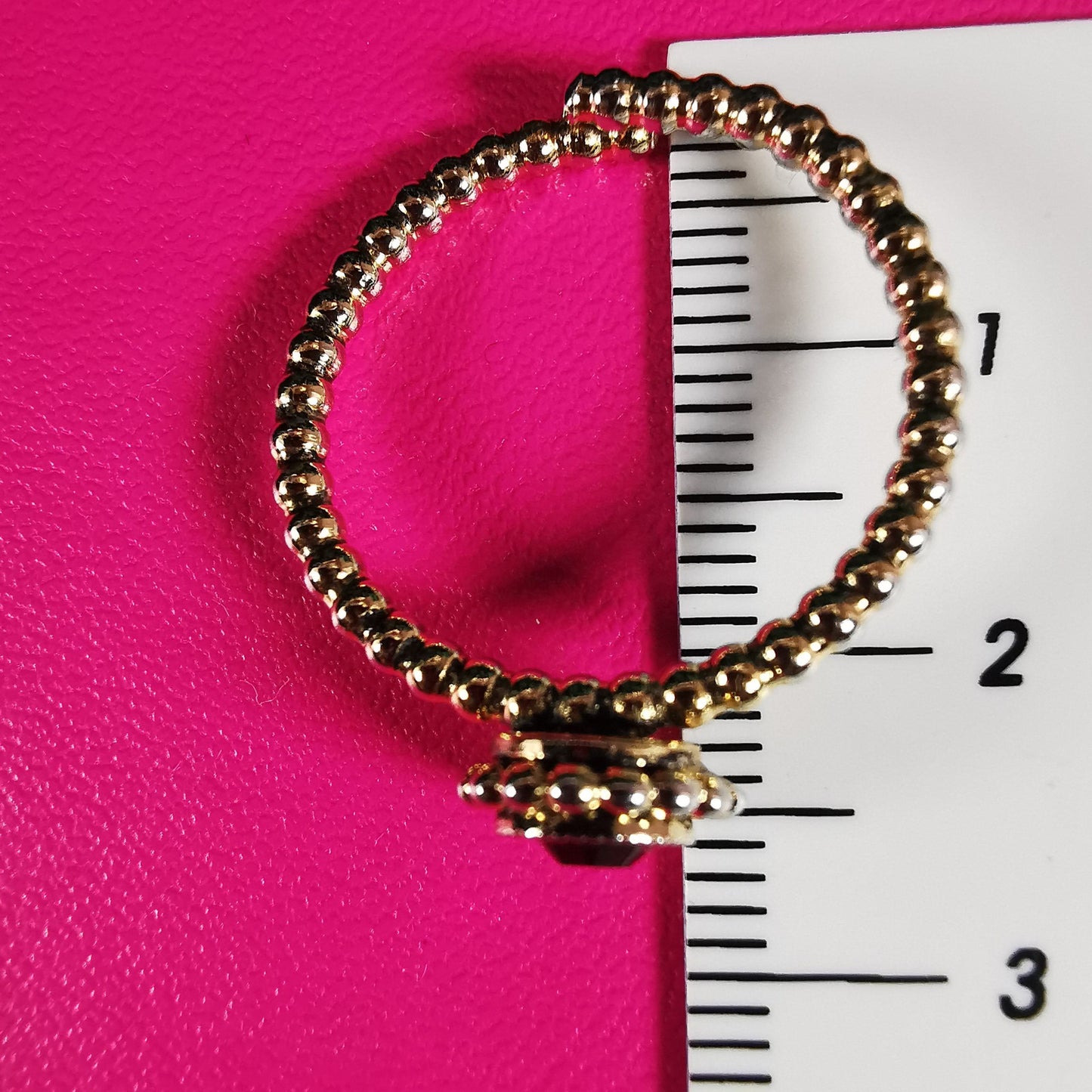 Ring "Flower" in Altgold mit fuchsia-rotem Kristall