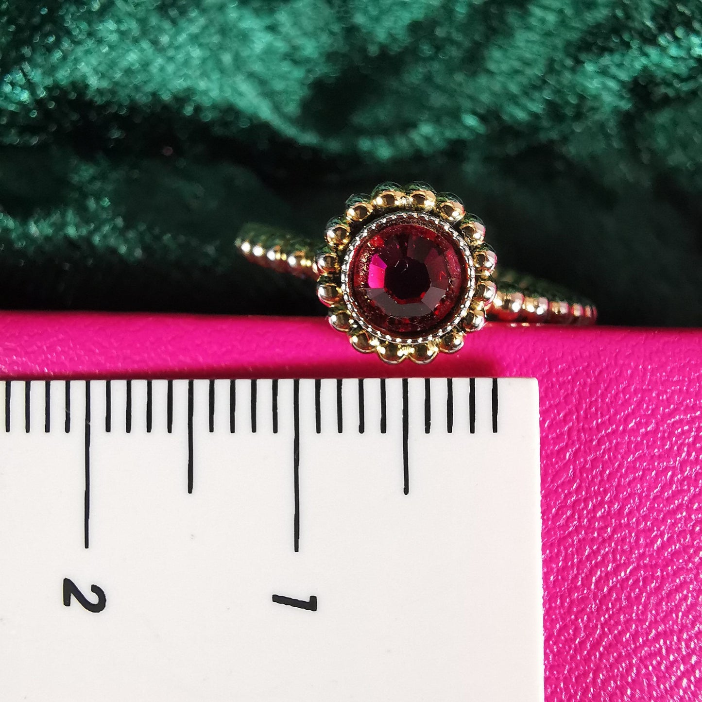 Ring "Flower" in Altgold mit fuchsia-rotem Kristall