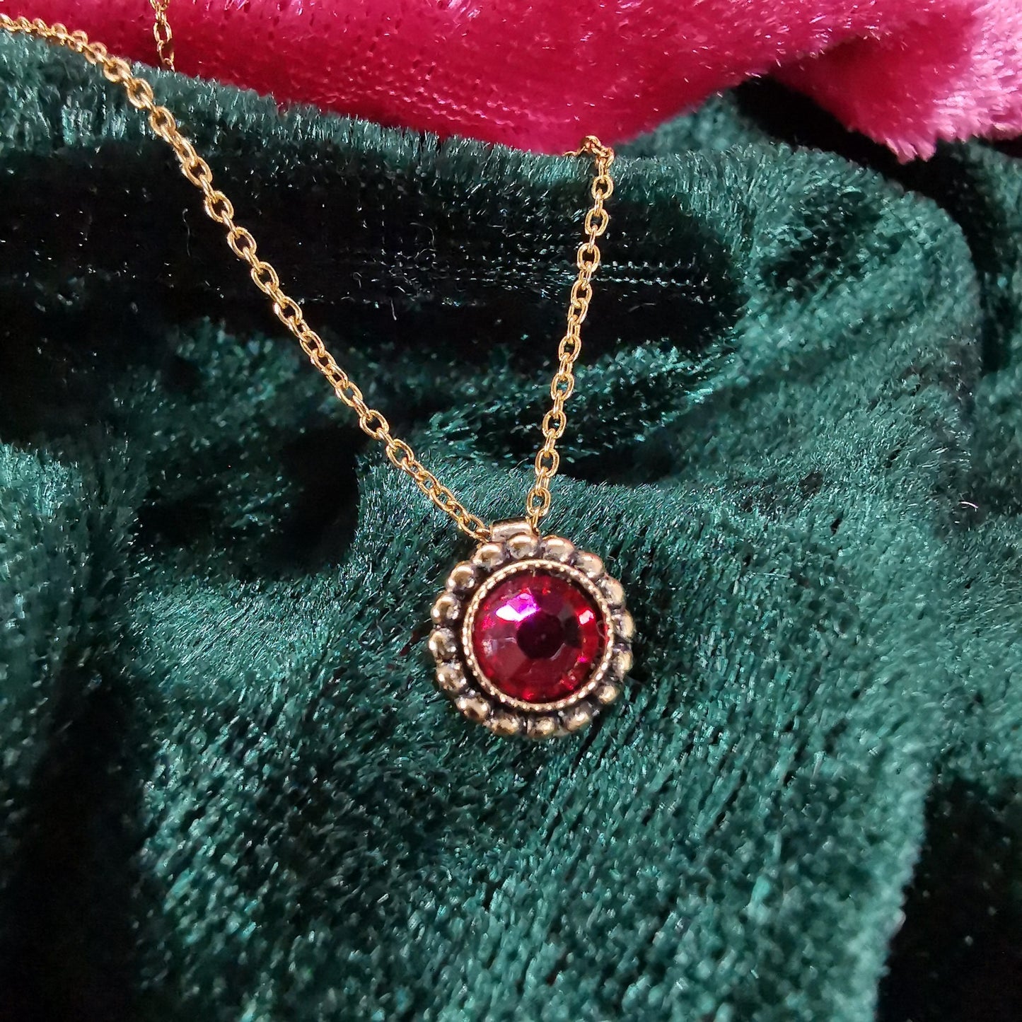 Kette "Flower" in Altgold mit fuchsia-rotem Kristall