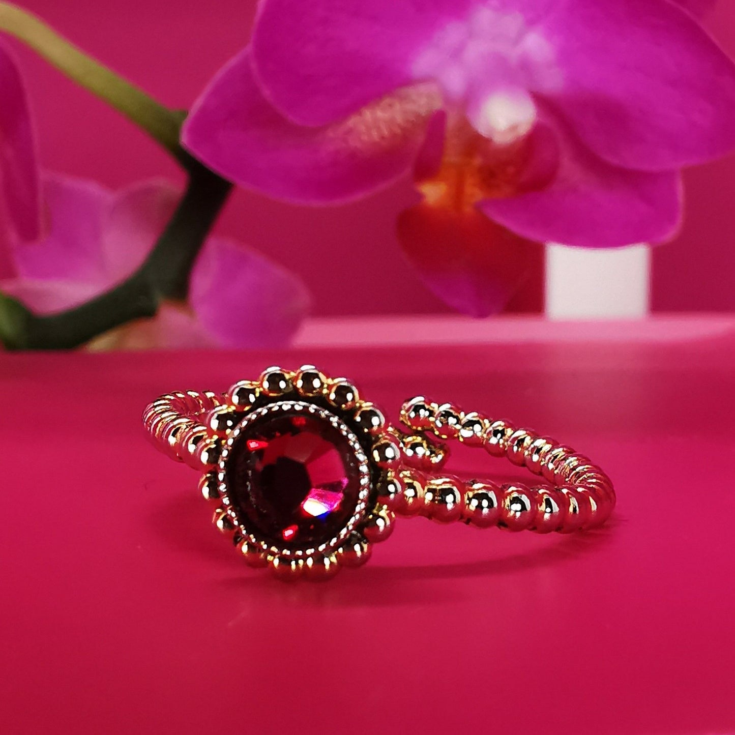 Ring "Flower" in Altgold mit fuchsia-rotem Kristall