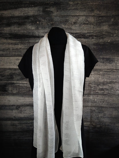 Weißer Schal mit Silberdruck
