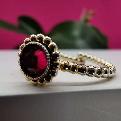 Ring "Flower" in Altgold mit fuchsia-rotem Kristall